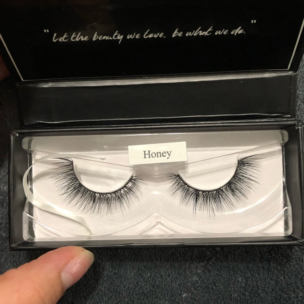 eyelashes